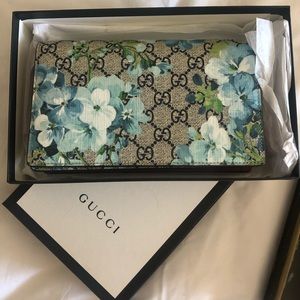 AUTHENTIC New In Box Gucci Hydrangea Clutch